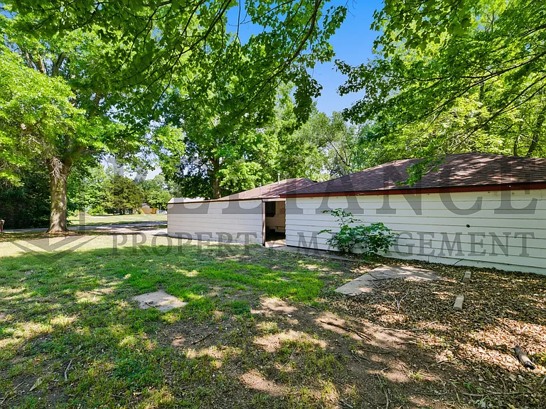 107 S Queen Ave — Photo 8
