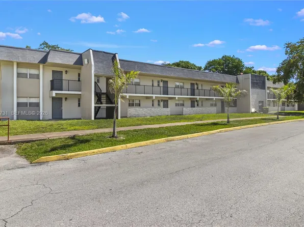 7925 Fairview Dr APT 105, Tamarac, FL 33321