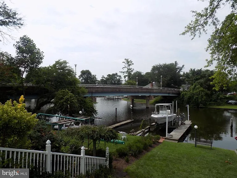 702 Towne Center Dr — Photo 27