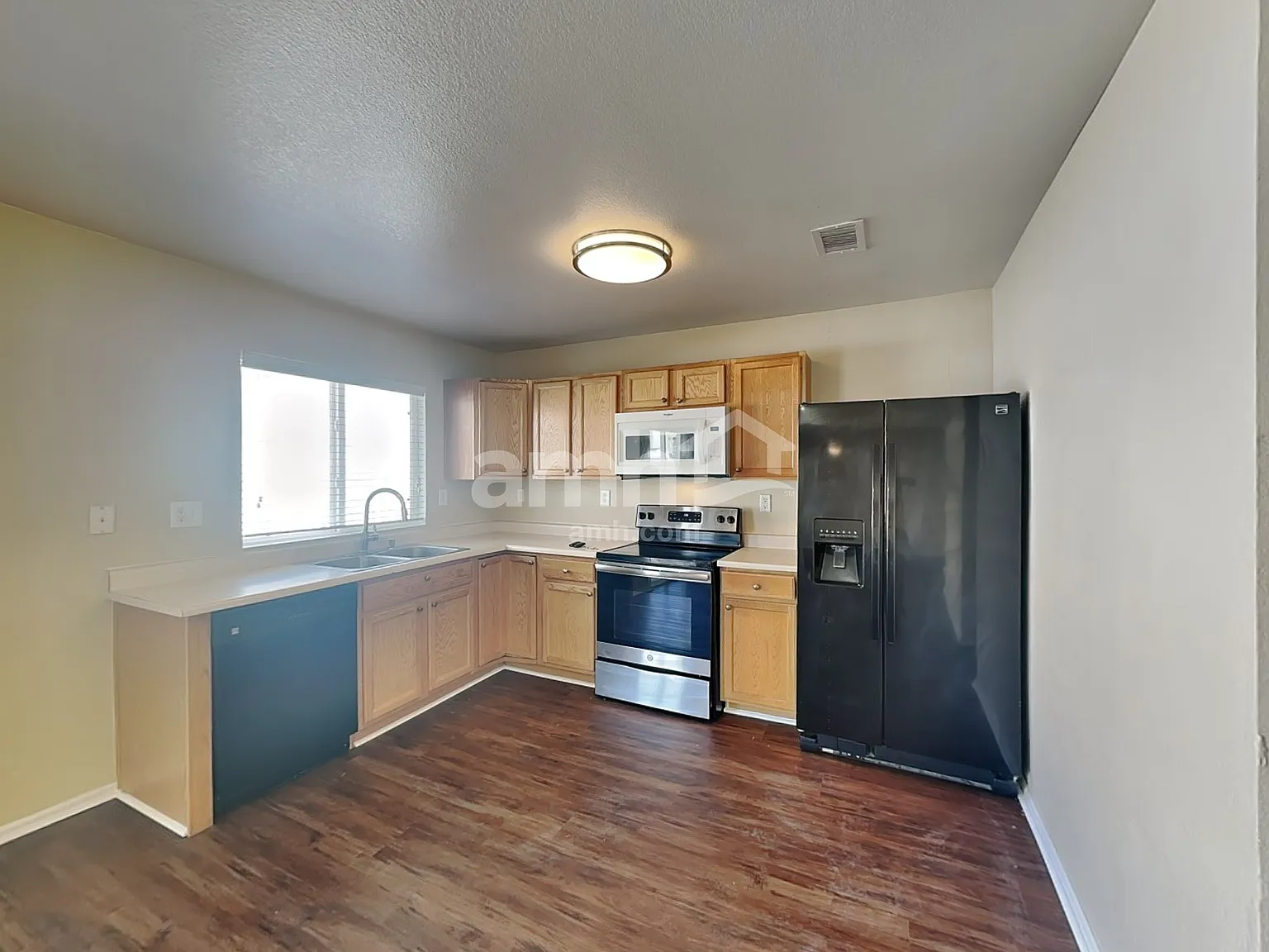 4 bed, 2.5 bath, 2138 sqft, $2,995 — Photo 3