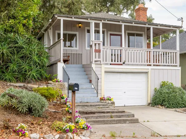 226 Walnut St, Pacific Grove, CA 93950