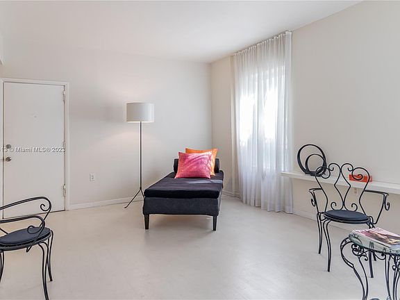 2nd image of 821 Jefferson Ave APT 1
