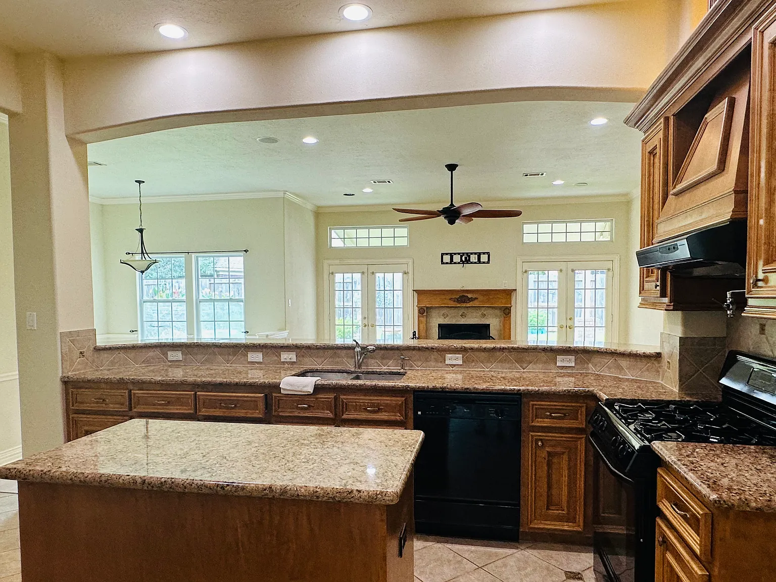3 bed, 2.5 bath, 2163 sqft, $2,500 — Photo 2