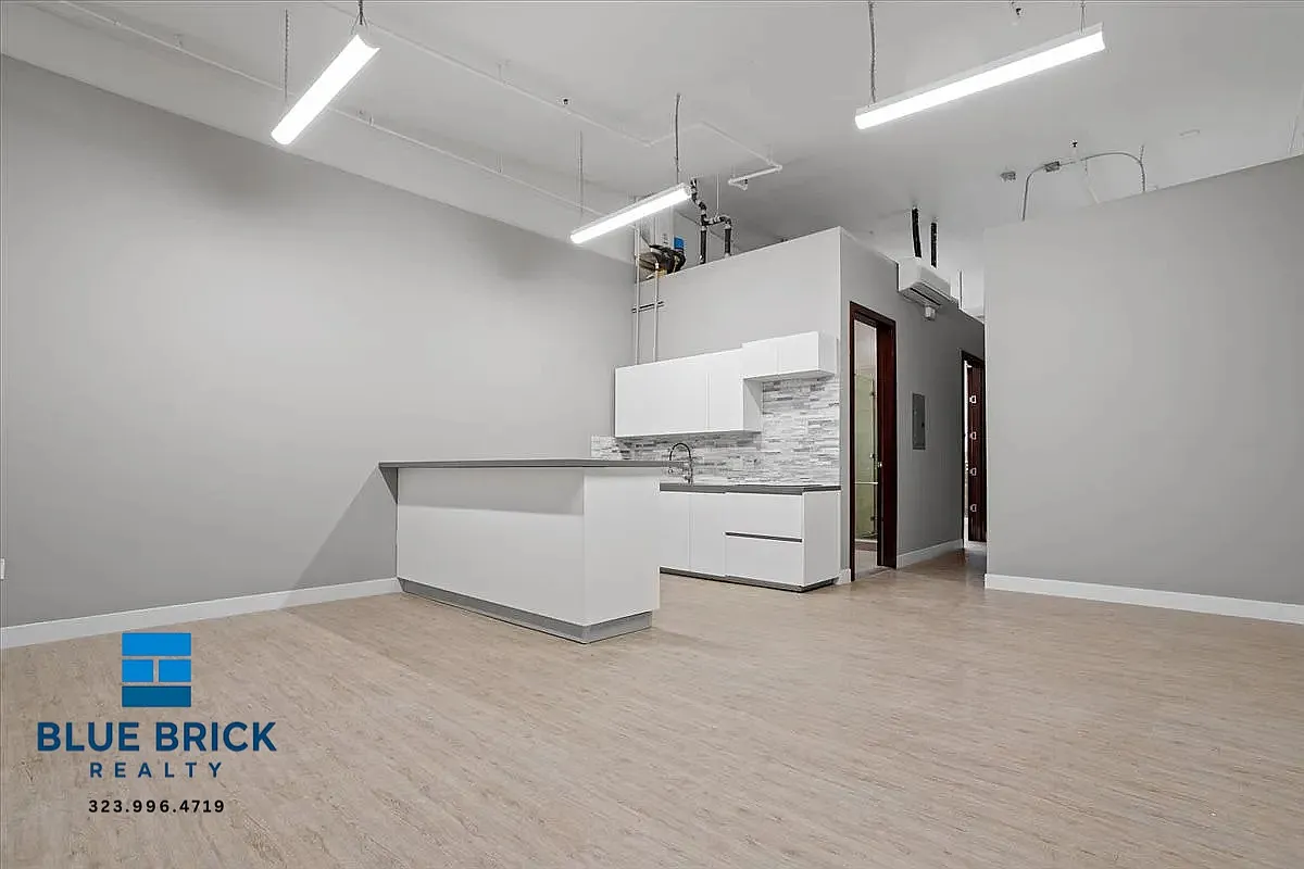 High Ceilings. Tons of Light. South LA Location. What More Do You Need? — Photo 2
