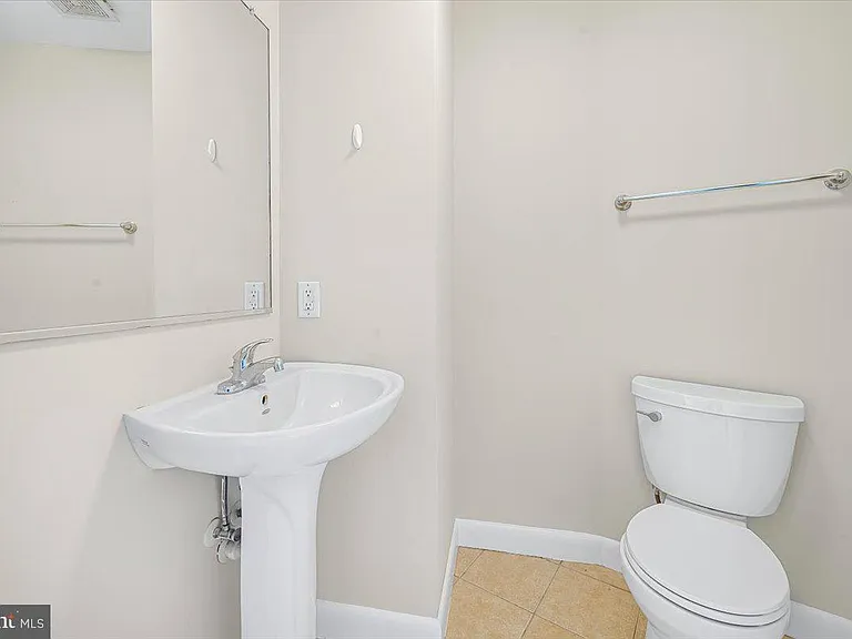 400 Massachusetts Ave NW #820 — Photo 8