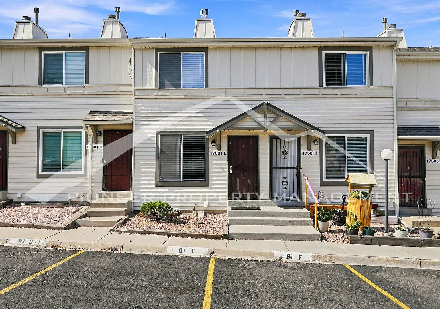 Spacious Townhouse with Central AC and Washer/Dryer — Photo 1