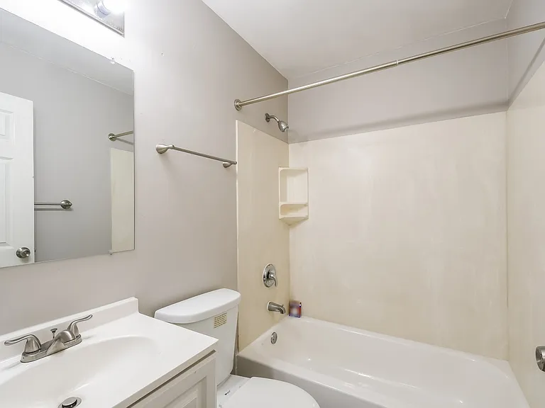 337956_028_bathroom_13587209.jpg