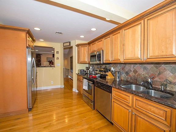 4th image of 2743 Bellmore Ave