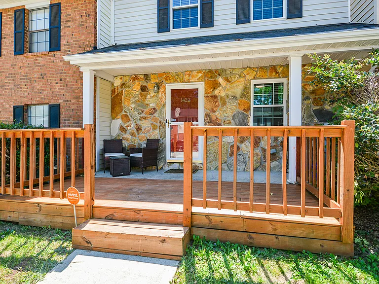 1422 Springleaf Cir SE — Photo 1