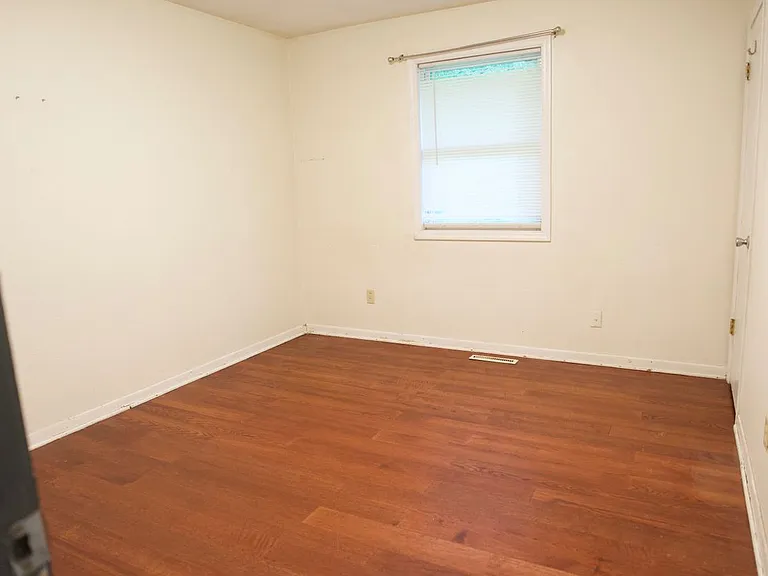 1504 N 75th Dr — Photo 11