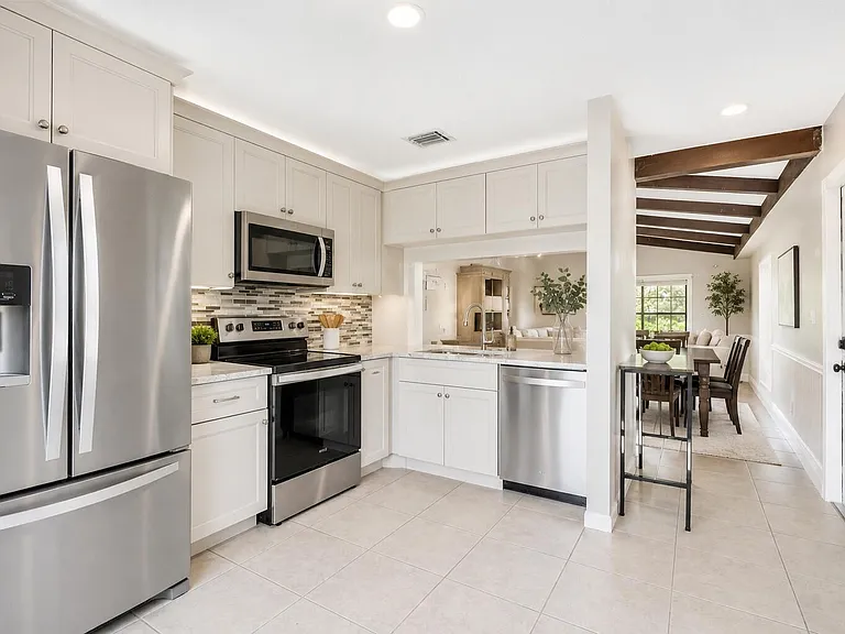 5330 Mendoza St — Photo 3