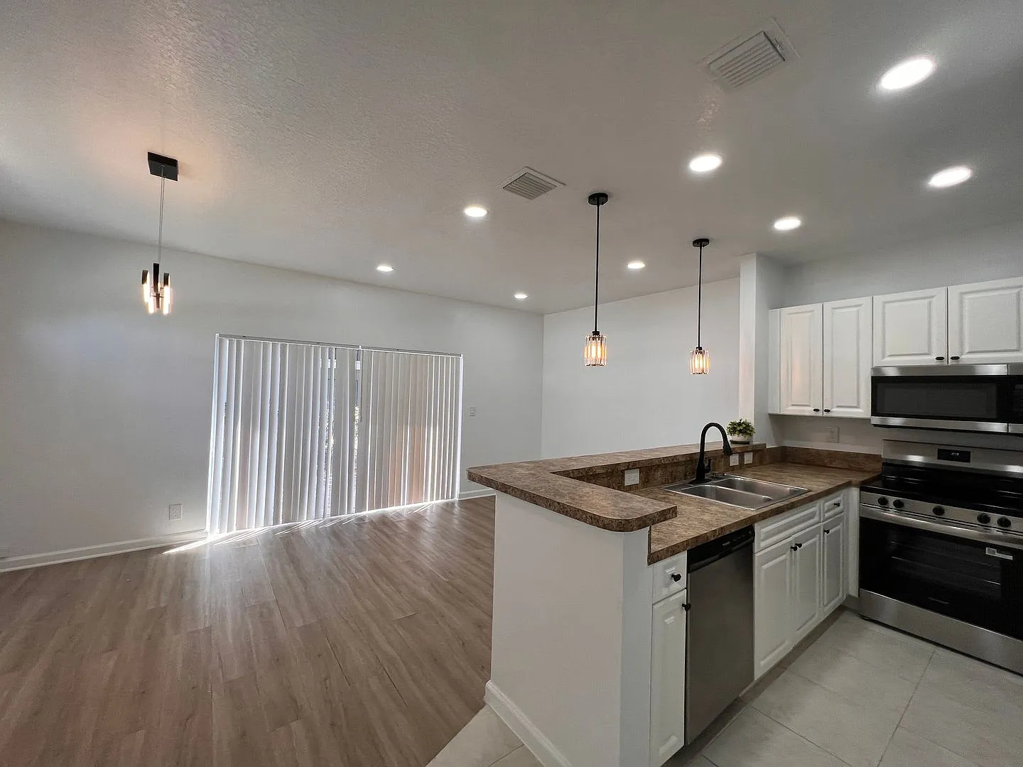 Gorgeous Coral Springs Townhome with Garage — Photo 4