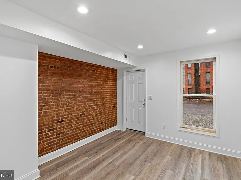 458 E Federal St — Photo 4