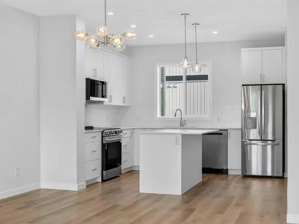 30 W Creekside Ave SW, Calgary, AB T2X 4A9