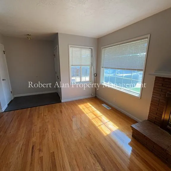 724 SW 37th St — Photo 5