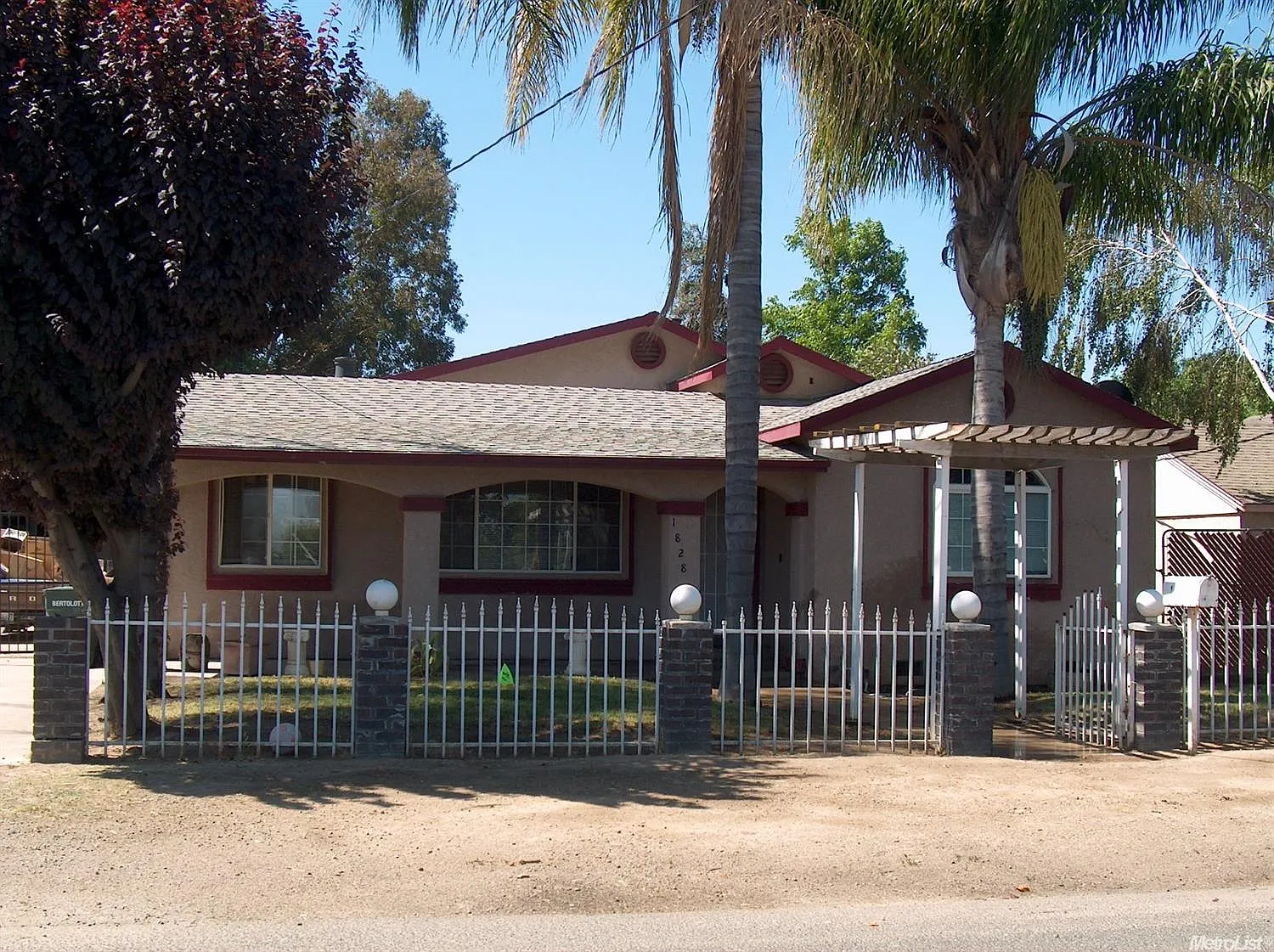1828 Hackett Rd photo 1