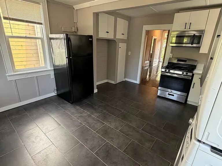 3259-3261 Louise St — Photo 3