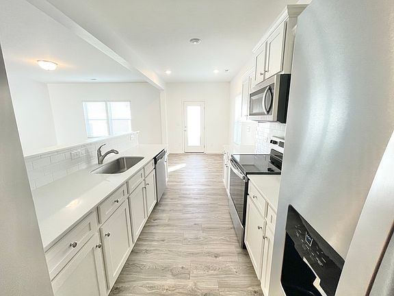 5th image of 115 Luna Ln