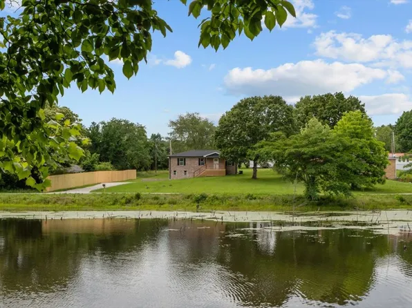 1024 Evans Rd, Burns, TN 37029