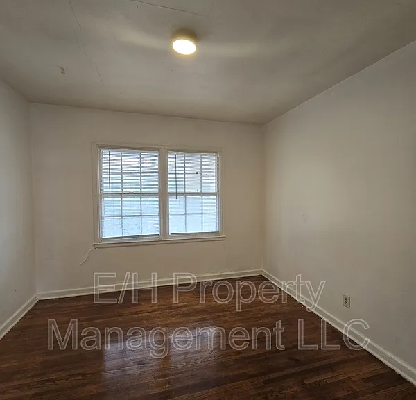 528 S Glendale St — Photo 8