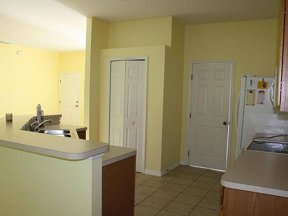 3rd image of 2518 NE 29th Ter
