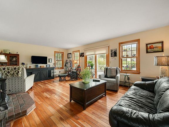 4th image of 688 Maple Hill Road