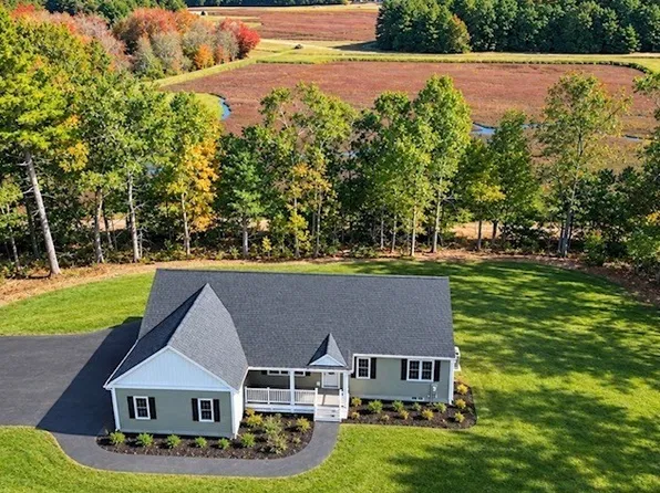 82 Pierce St, Rochester, MA 02770