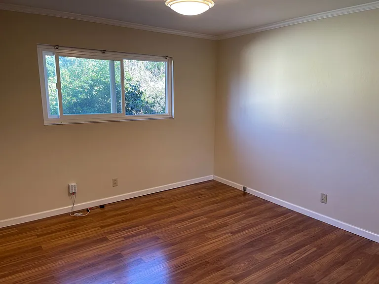 1379 Snow St — Photo 7