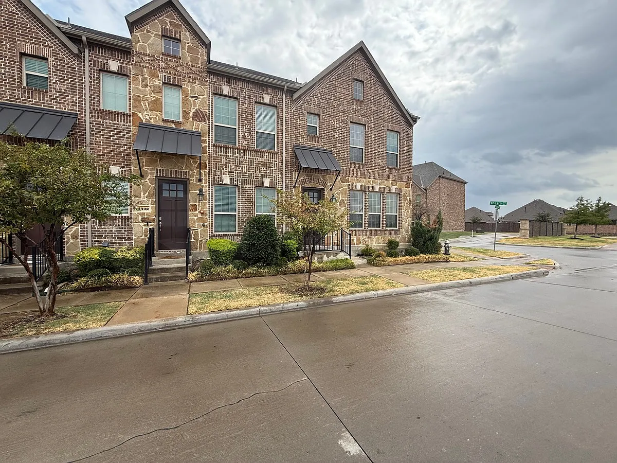 4 bed, 3.5 bath, 1555 sqft, $3,100 — Photo 2