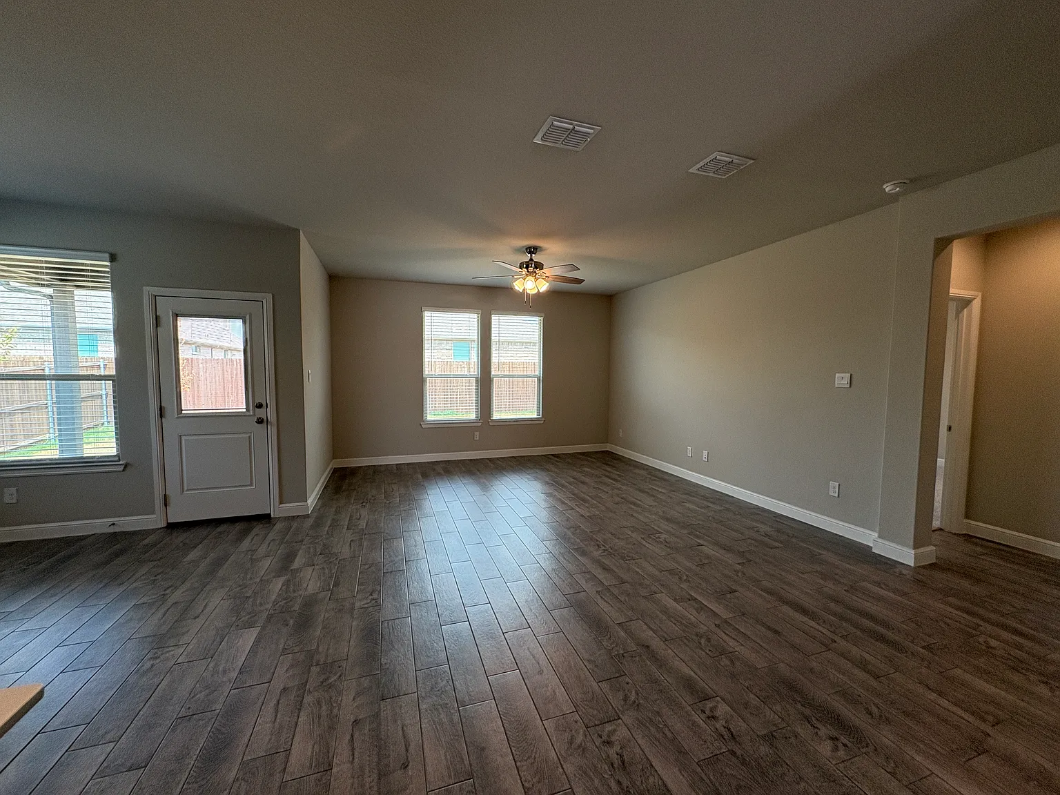 4 bed, 2037 sqft, $2,300 — Photo 4