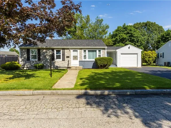 22 Brentwood Dr E, Rumford, RI 02916