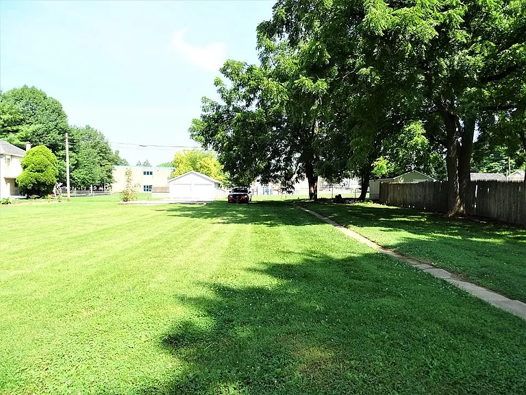 242 W Stiegel St — Photo 3