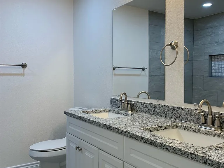 820 W Crawford St — Photo 7