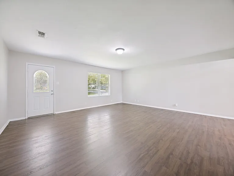 1225 W Hanna St — Photo 4
