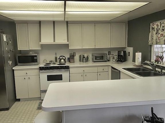 3rd image of 405 Thistle Dr