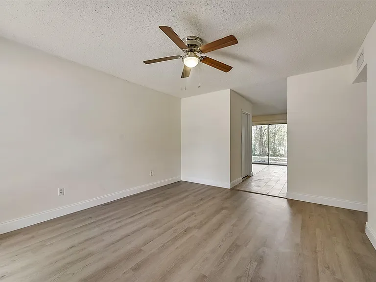 1049 Eastwood Dr — Photo 15
