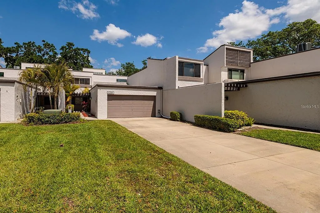 3 bed, 2.5 bath, 1949 sqft, $2,600 — Photo 1