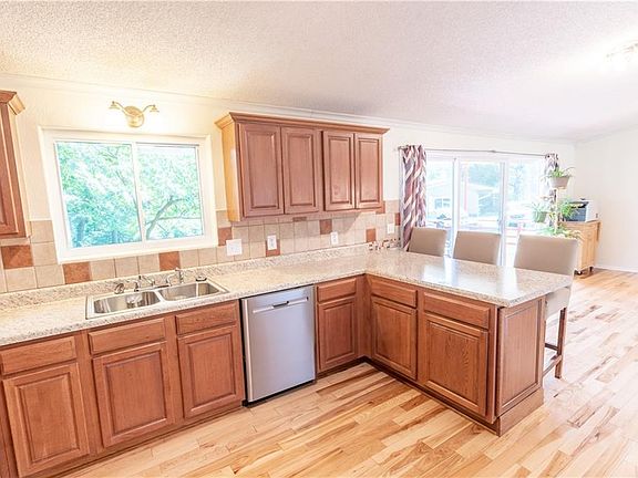 5th image of 24 Worcester Dr