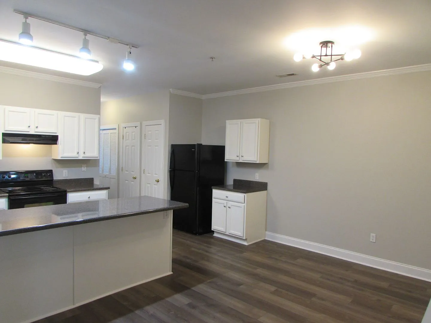 Beautiful 2 Bedroom/ 2 Bathroom Condo in Great Location - Mill Creek Subdivision - Washer/Dryer -... — Photo 3