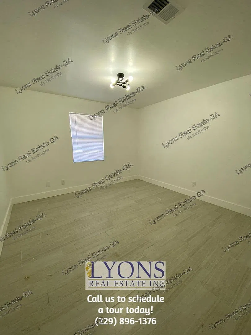 1028 S Gordon Ave — Photo 2