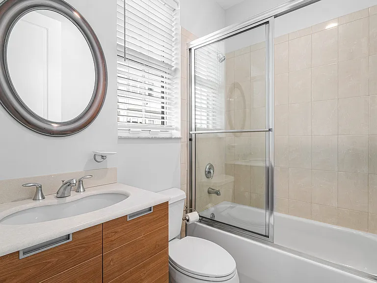Guest bathroom 2