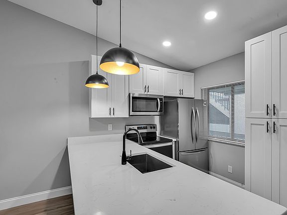 2nd image of 800 NW Fork Rd APT 10-8