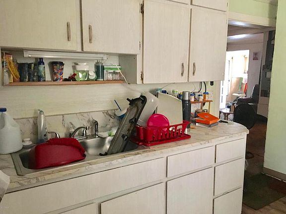 5th image of 19 Stuart Dr
