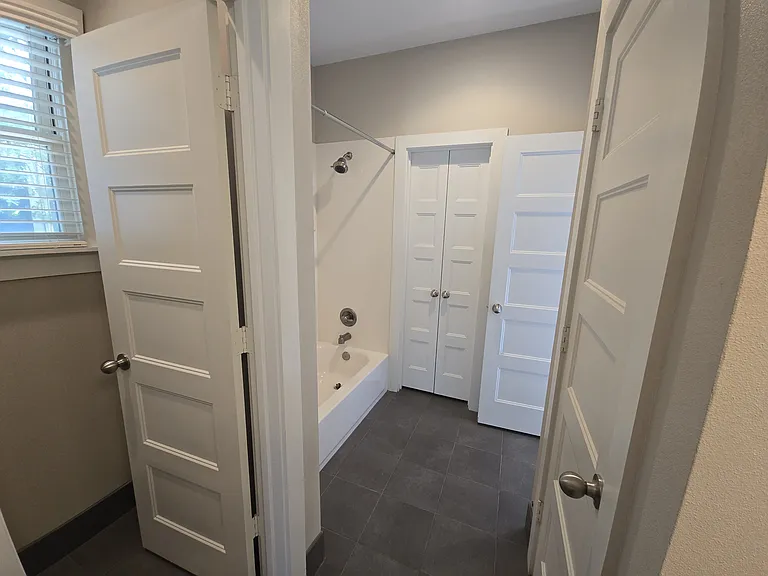 Tub/Shower & Closet