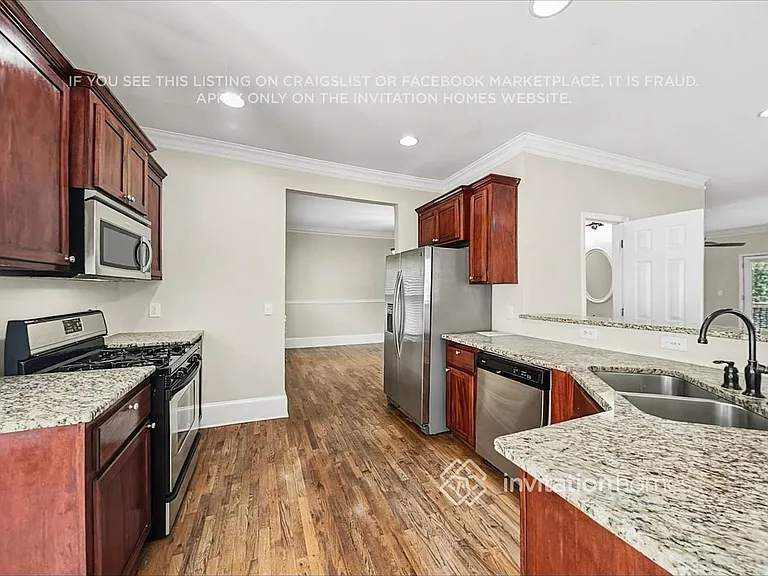 712 Connally St SE — Photo 9