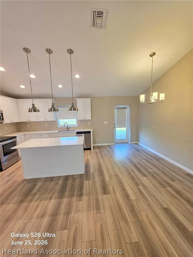 3 bed, 2.0 bath, 1646 sqft, $2,100 — Photo 4