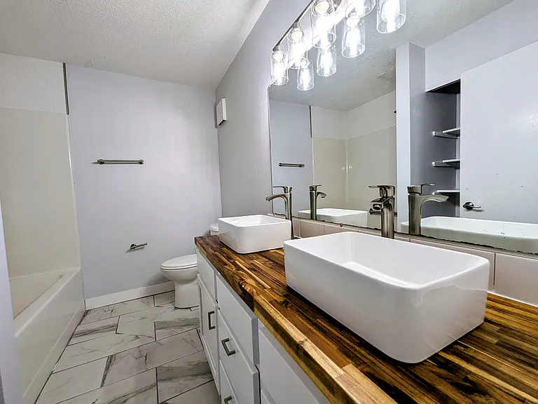 408 E 15th St #201 — Photo 5