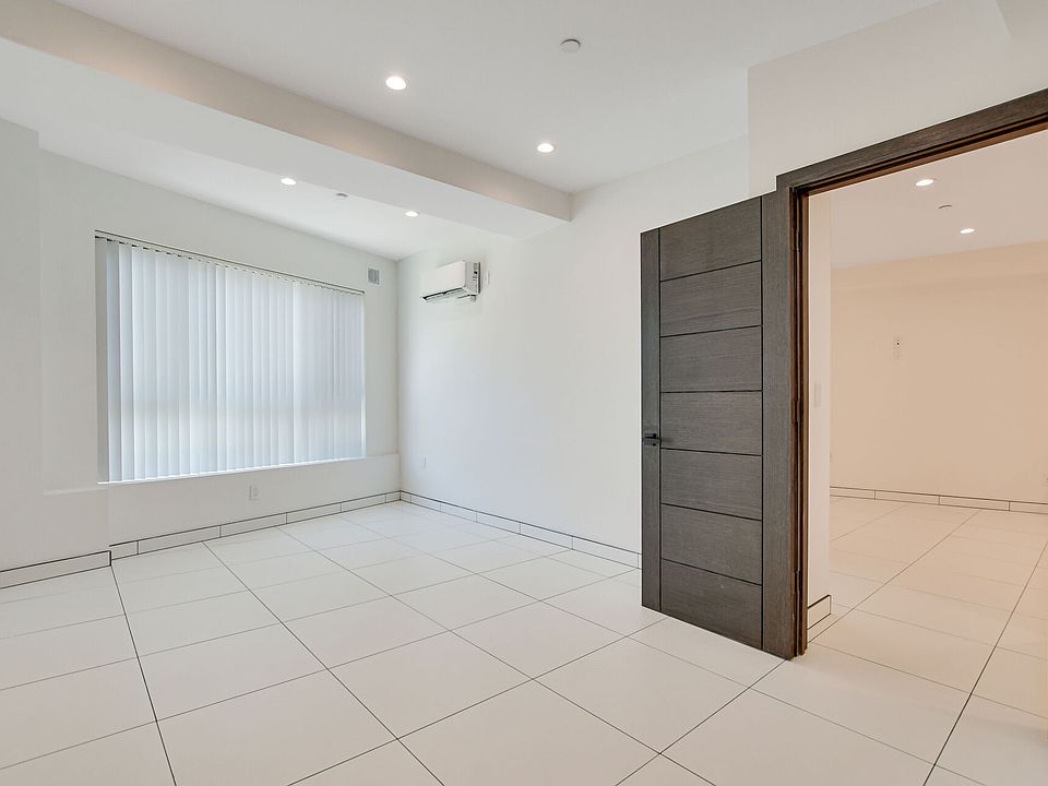 1st image of 946 S Ridgeley Dr #109