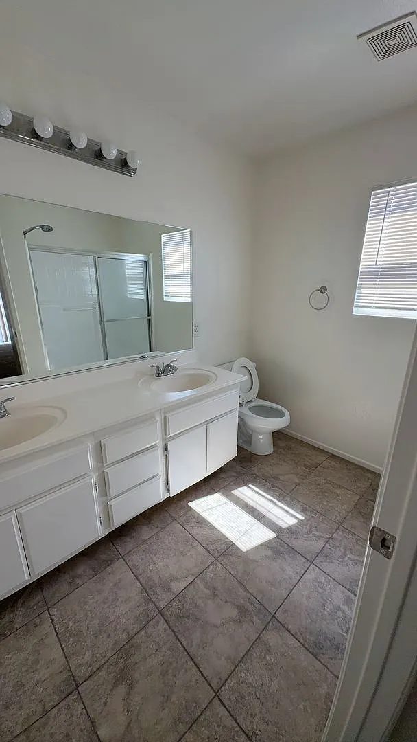 3 Bedroom Adelanto Home — Photo 3