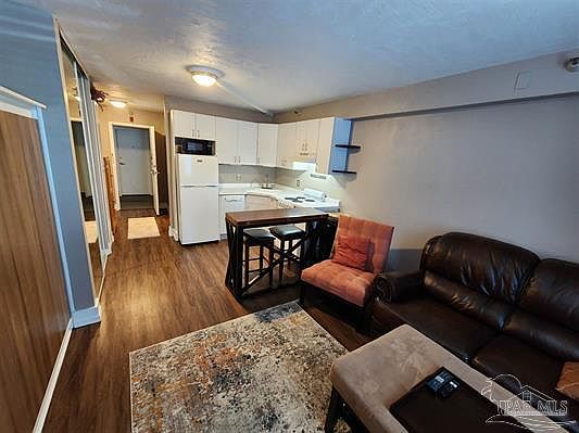 4th image of 224 E Garden St APT 139